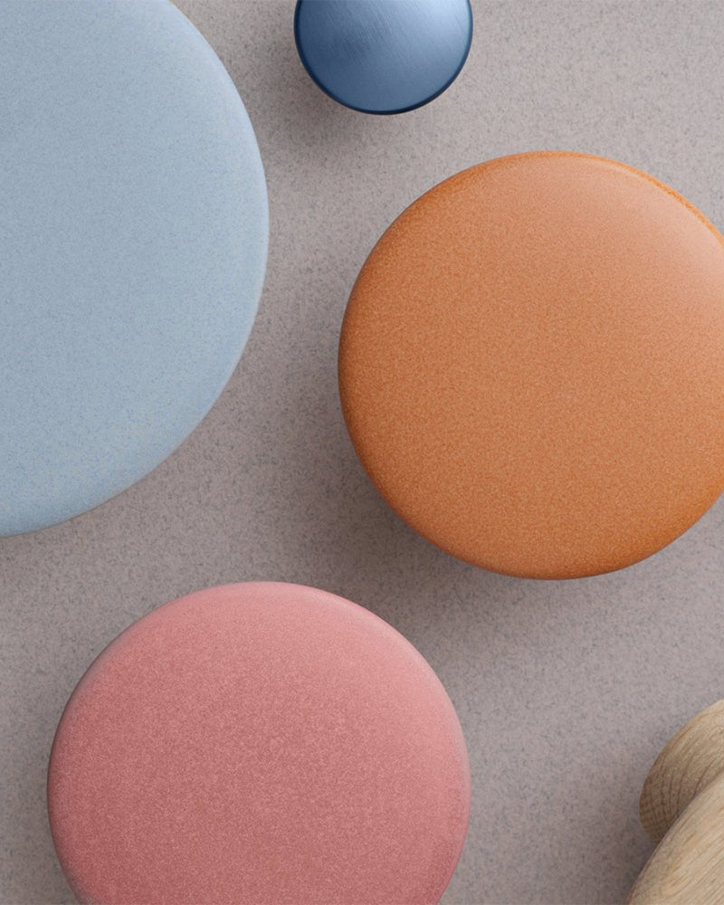 Dots- Knag i keramik- ø13 fra Muuto, keramik knageplade med prikmønster i varm orange